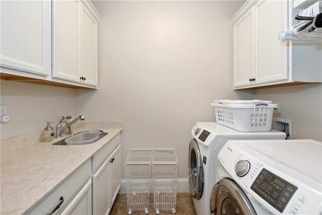 Building Photo - 582 St Charles Ave NE