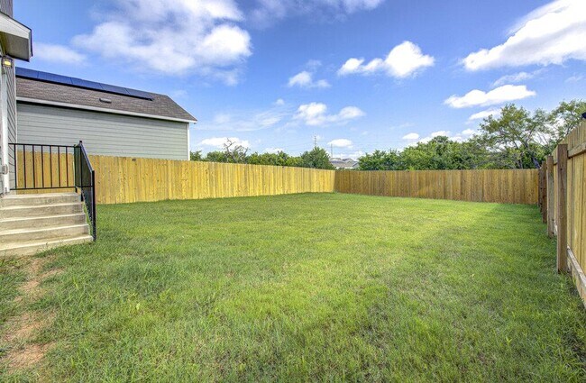 Building Photo - 2704 Shimsham Dr