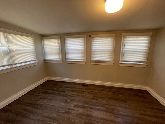 Building Photo - 3 bedroom 1 bath You will love coming Home