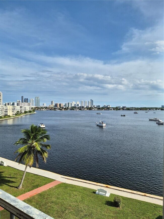 Building Photo - 2910 Point E Dr