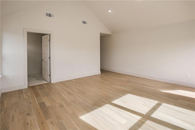 Building Photo - High-End New Construction Townhome Walk to...