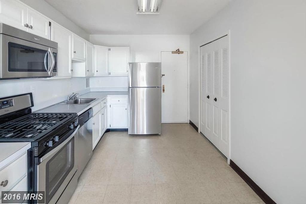 Kitchen - 3705 S George Mason Dr