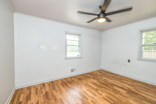 Building Photo - 9 Castlewood Dr