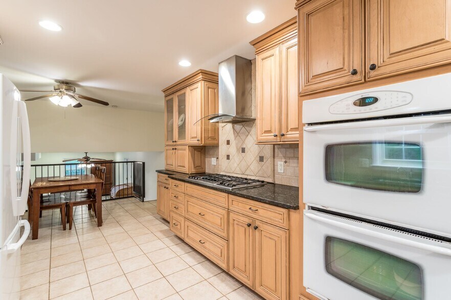 Double oven. - 419 Sharon Rd