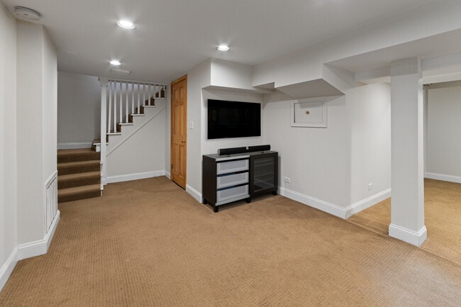 Building Photo - 540 Lyman Ave