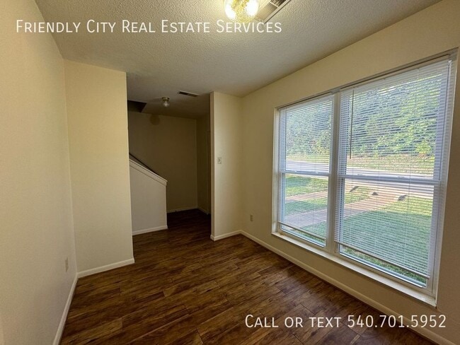 Building Photo - 1E Holly Ct-