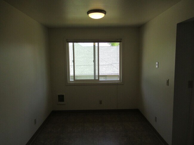 Building Photo - Two Bedroom Apt. w/ Washer and Dryer