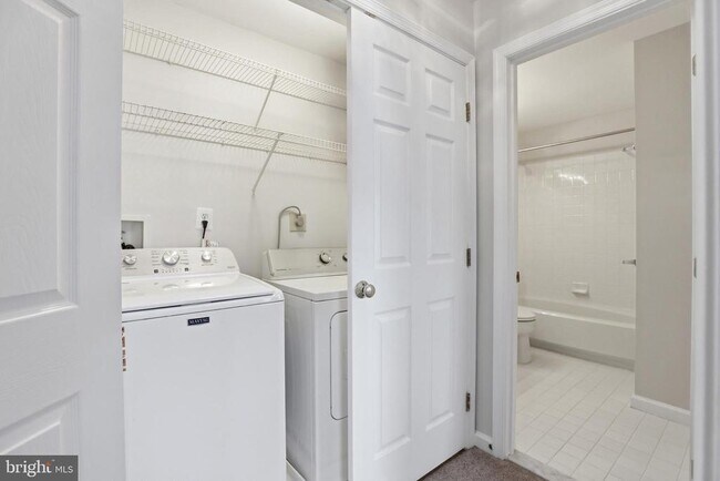 Building Photo - 6137 Manchester Park Cir