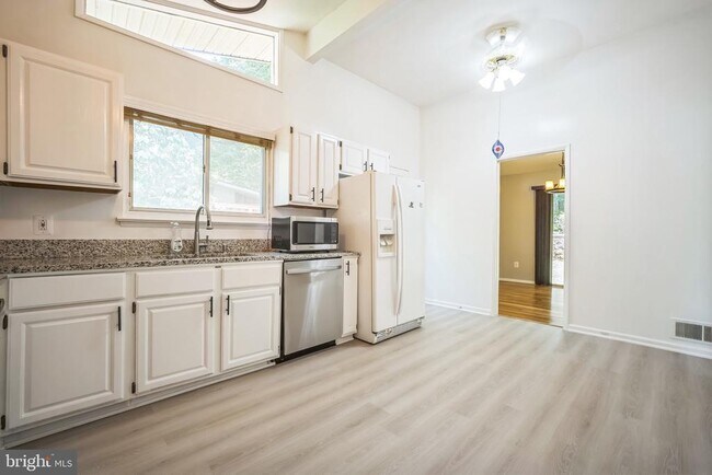 Building Photo - 7826 Glenister Dr