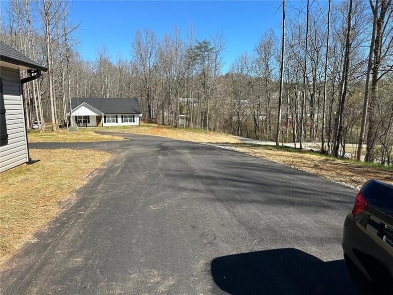 Building Photo - 295 Pony Lake Rd