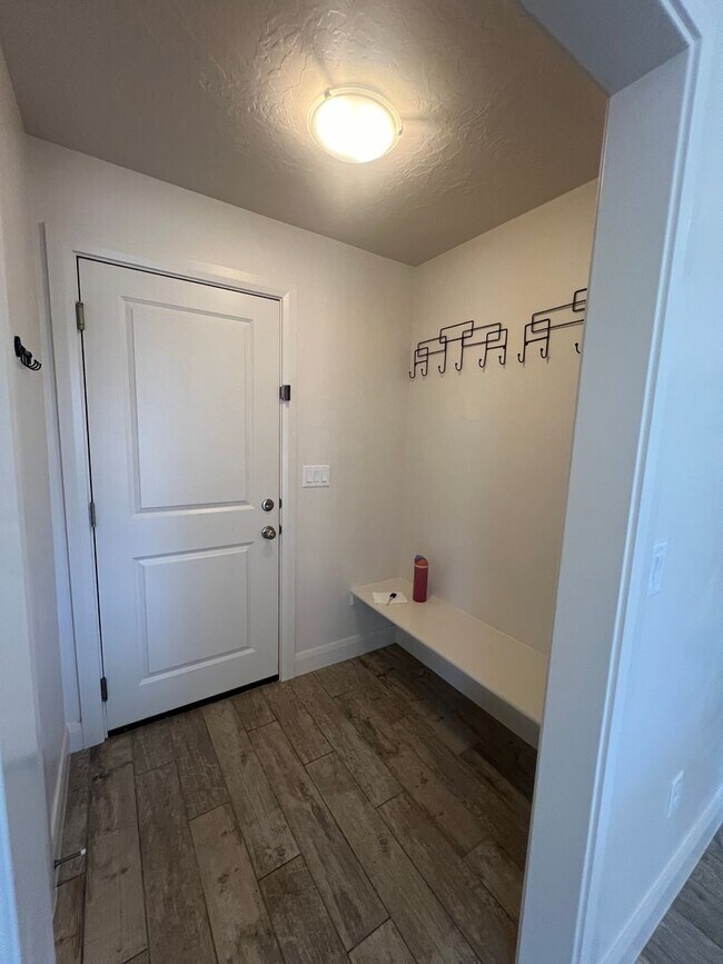 Building Photo - Stunning 5 bedroom, 2.5 bathroom home in d...