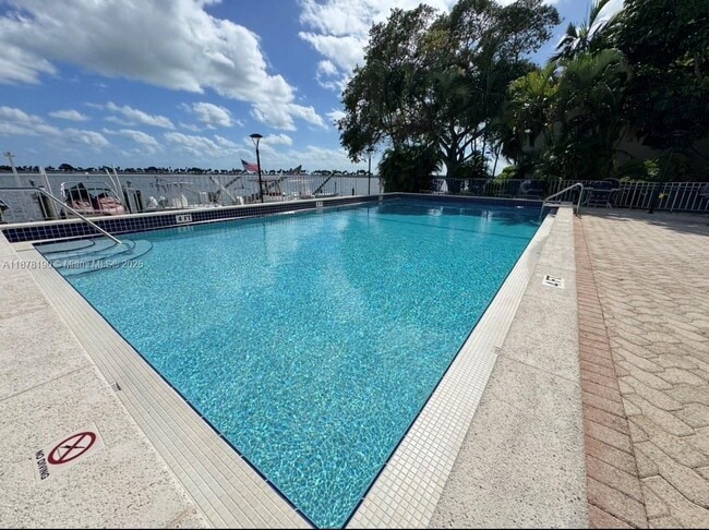 Building Photo - 2201 Brickell Ave