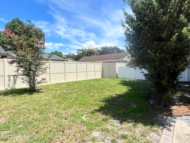 Building Photo - 1802 Kingswood Rd