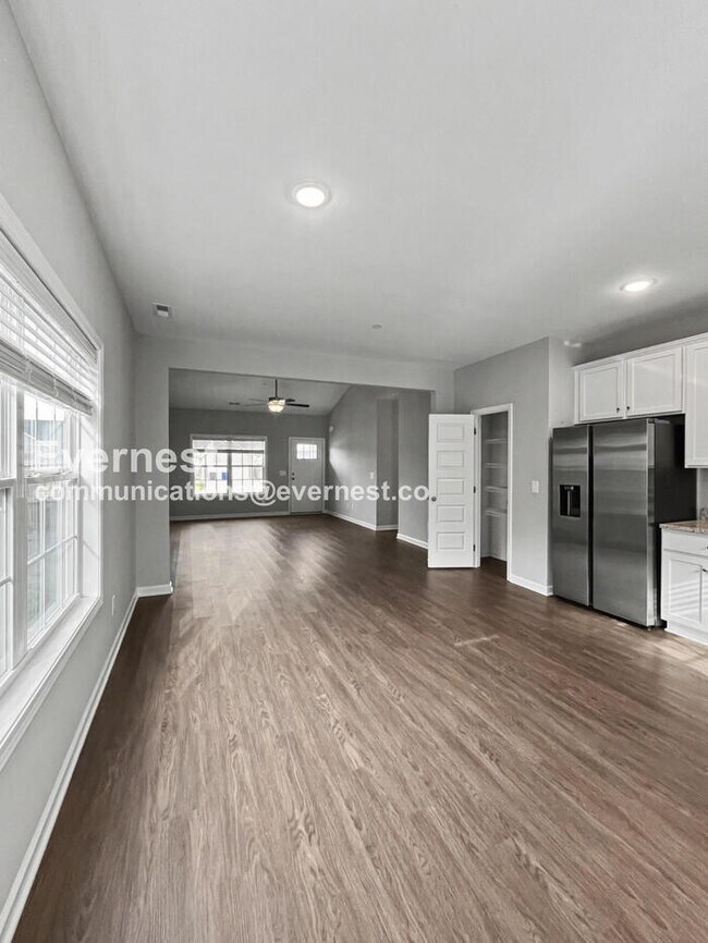 Building Photo - Limited Time Special Offer / 4 Bed, 2 Bath Home with Fenced Yard & Garage / Pet-Friendly / Vouche...