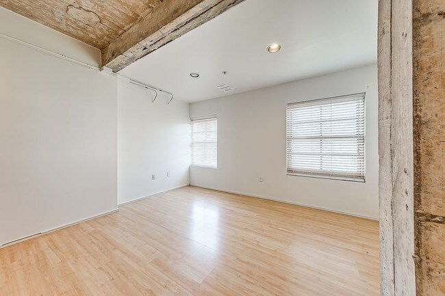 Building Photo - 1209 N Harvey Ave. 301