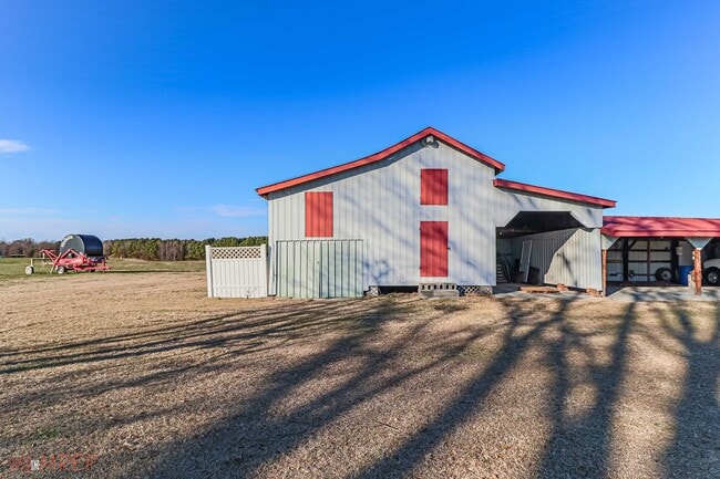 Building Photo - RENOVATED FARMHOUSE in Mt. Olive!