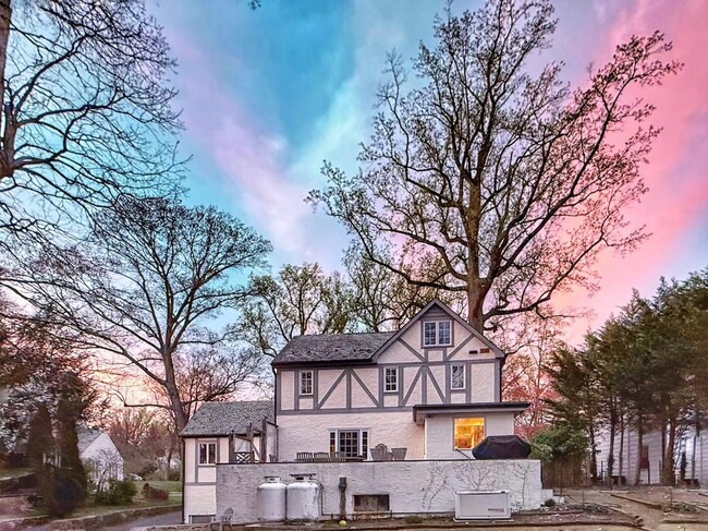Building Photo - 8 Southwoods Ln