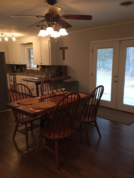 Breakfast bar and large dinning area - 5030 Shumate Rd