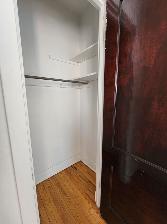 Building Photo - Large 3-bed/1-bath Apartment in the Heart of Rogers Park!