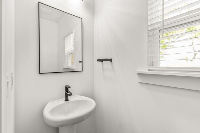 Building Photo - Bright & Modern New Construction Townhome