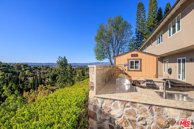 Building Photo - 17108 Oak View Dr