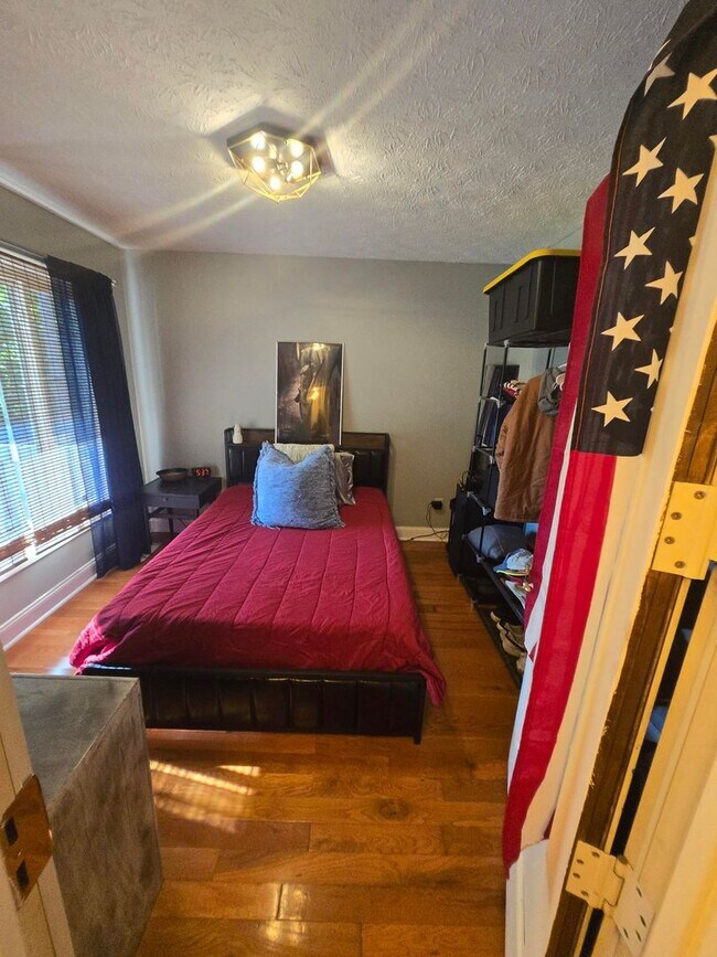 Building Photo - This charming 3-bedroom, 2-bathroom home o...