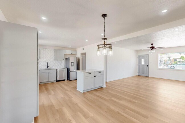 Building Photo - 2227 Inez Dr NE