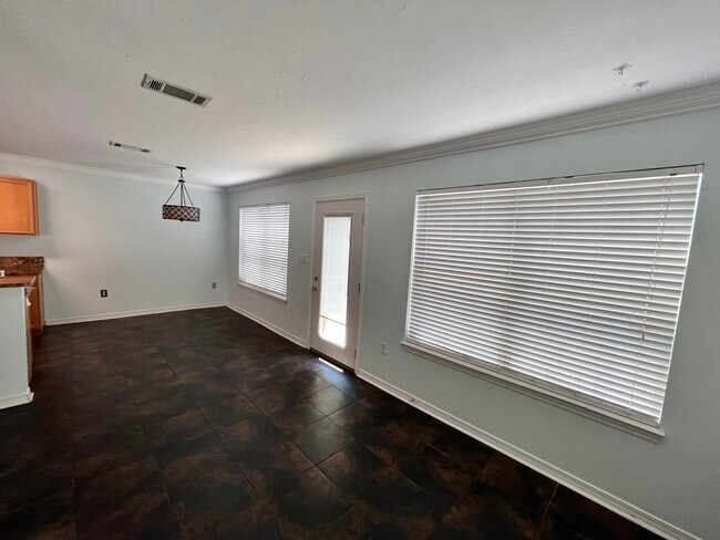 Building Photo - 221 Twin Lakes Ln