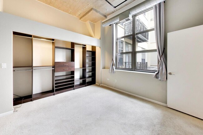 Building Photo - 758 N Larrabee St