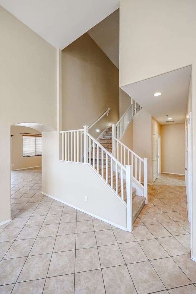 Building Photo - BEAUTIFUL 4 BEDROOM, 2.5 BATH WITH A POOL IN THE HEART OF GILBERT