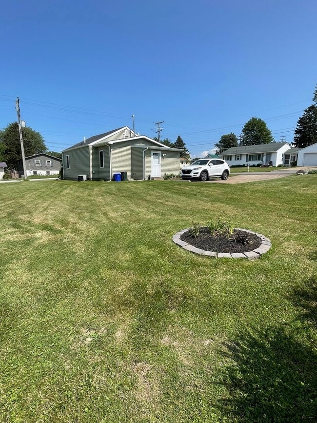 Building Photo - Single Family Home 2 bed For Rent in Quiet Neighborhood in SE Erie!