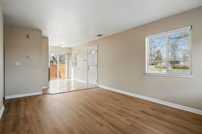 Building Photo - Updated Home in Sunnyside!