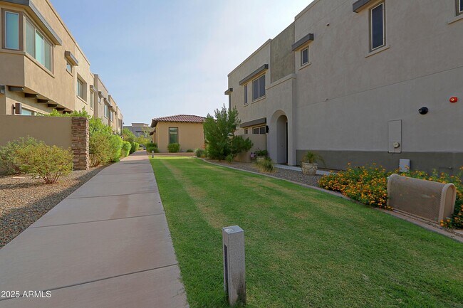 Building Photo - 7350 E Vista Bonita Dr