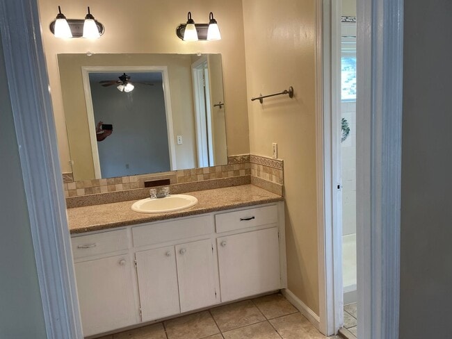 Building Photo - Nice 3/2 with bonus rm in Carriage Hills