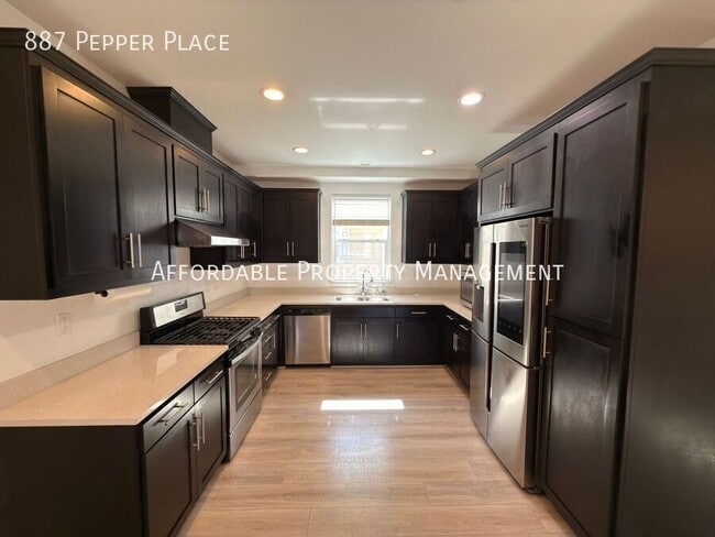 Building Photo - 887 Pepper Pl