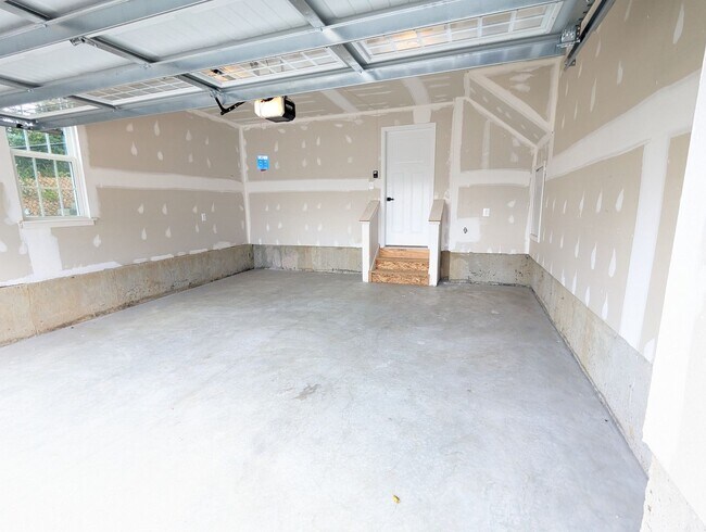 Building Photo - Gorgeous New Construction (never lived in)...