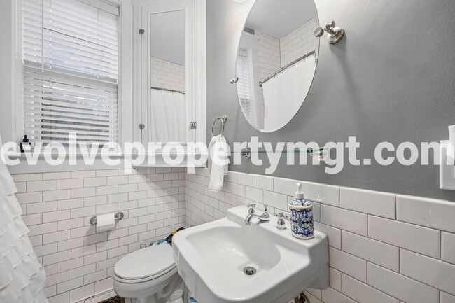 Building Photo - Charming 2 bedroom midtown unit.