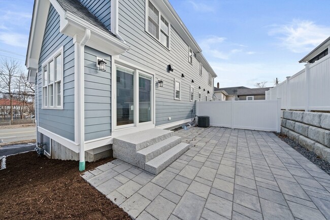 Building Photo - 473 Newport Ave