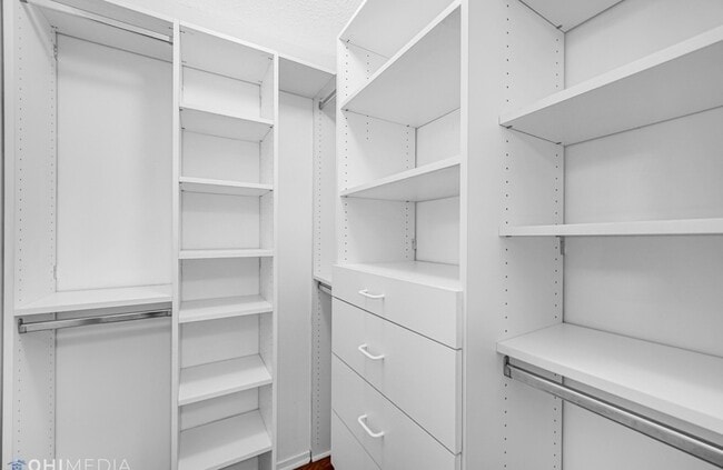 Building Photo - 801 S Plymouth Ct