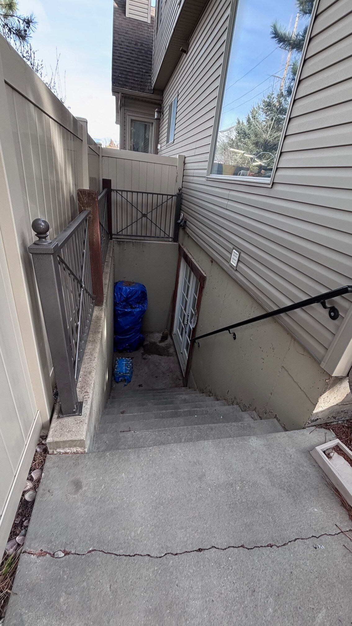 Building Photo - 1410 Canyon Dr