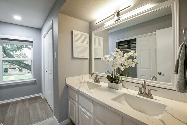 Building Photo - 7931 Ellinger Ln