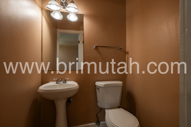 Building Photo - 1561 E 4945 S