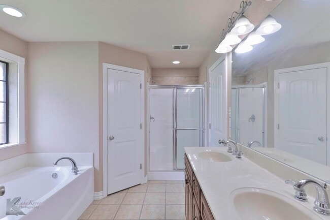 Building Photo - 4 bed 2 bath; newer carpet!