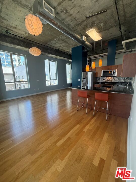 Building Photo - 645 W 9th St