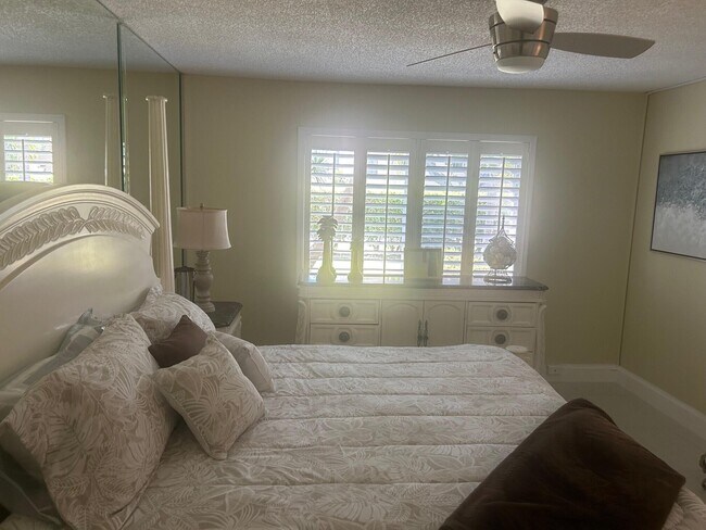 Building Photo - 207 Tropic Isle Dr