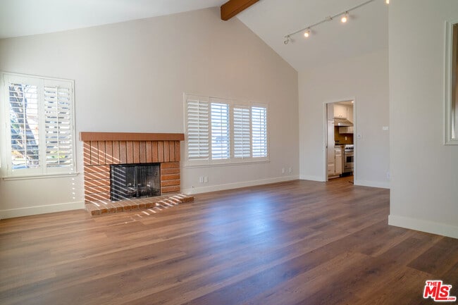 Building Photo - 233 Longfellow St