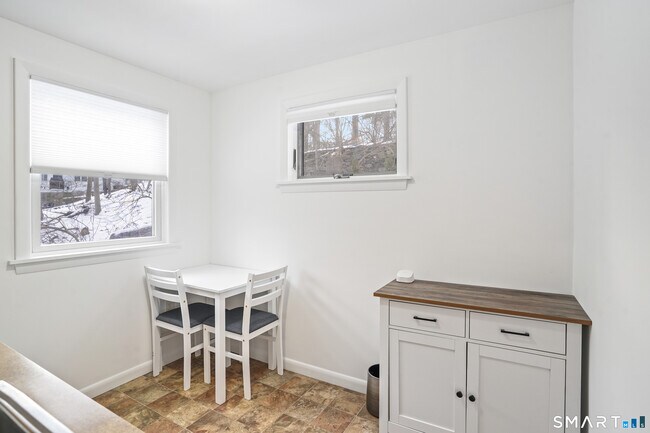 Building Photo - 69 Sylvan Rd N