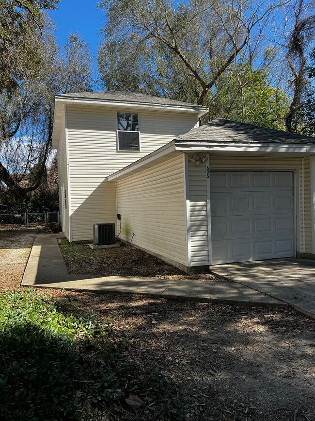 Building Photo - 695 Lloyd St