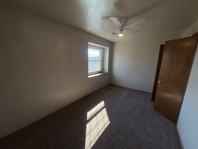 Building Photo - 4 bed 2story, 2 full baths, fenced yard, i...