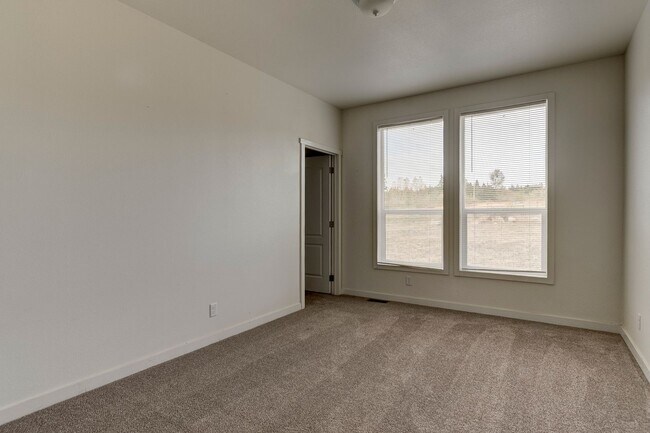 Building Photo - 3 Bed 2 Bath Pet Friendly Home